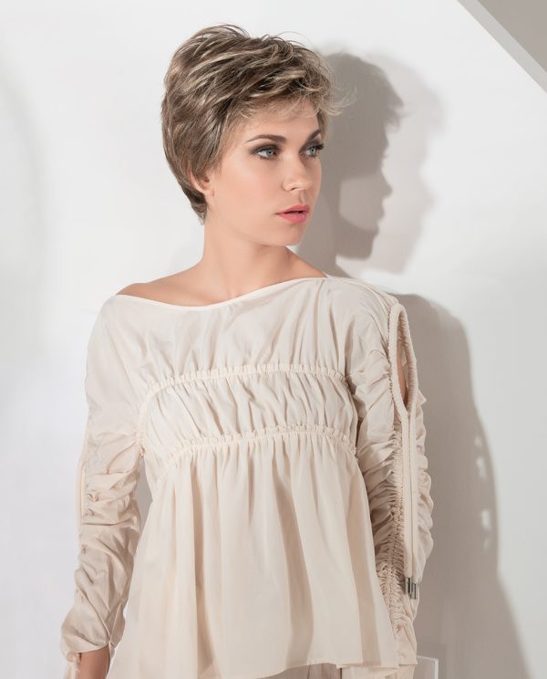 Model wearing light blonde/brown wig.
